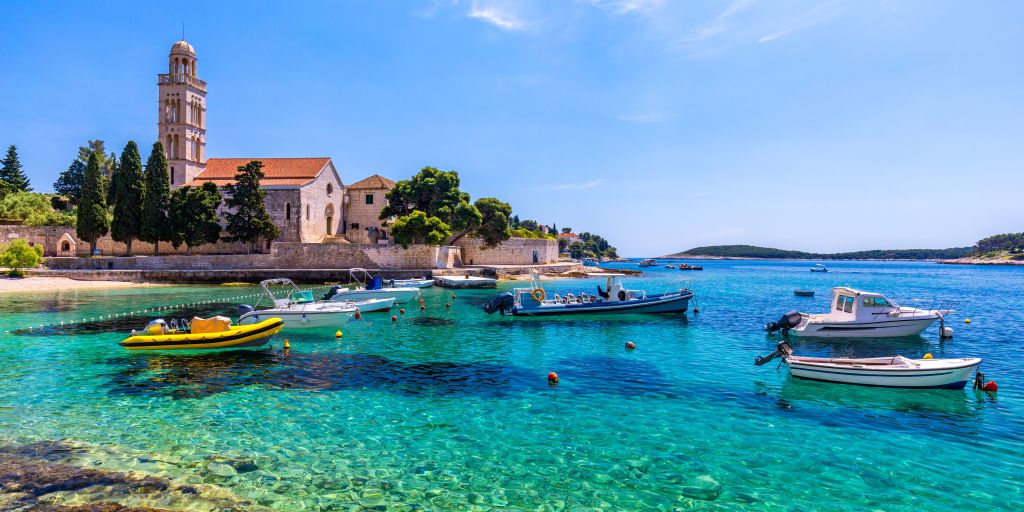 Boote im Wasser vor Hvar in Kroatien