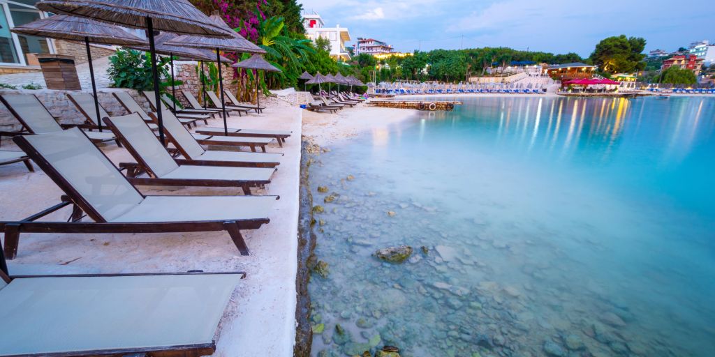 Strand mit Liegestühlen in Ksamil