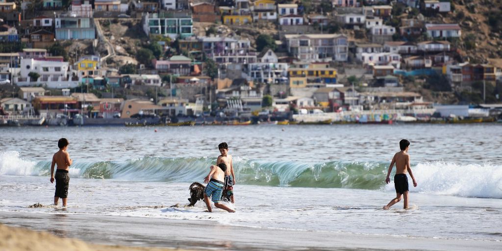 Kinder spielen am Strand