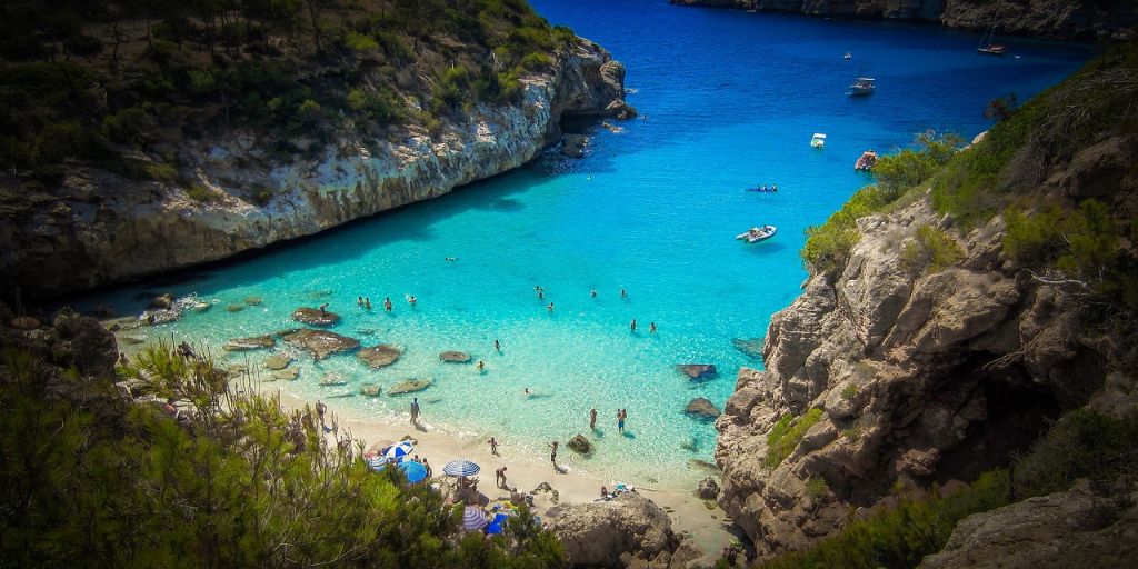 Strand in einer Bucht auf Mallorca