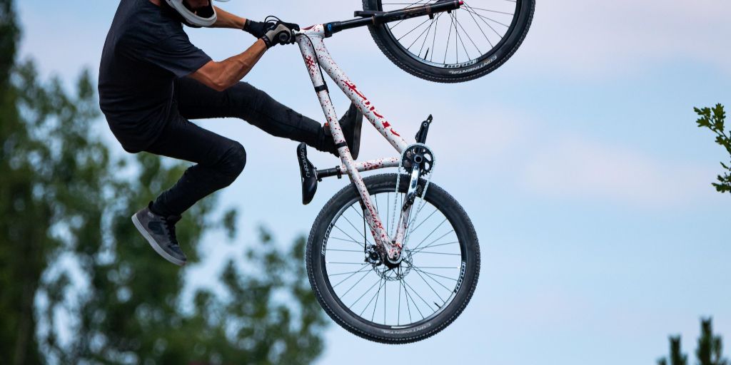 Mann mit Mountainbike springt hoch