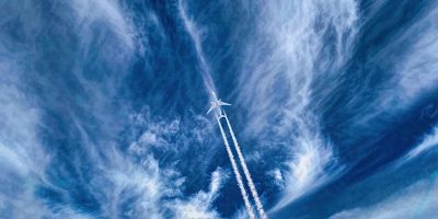 Flugzeug am Himmel