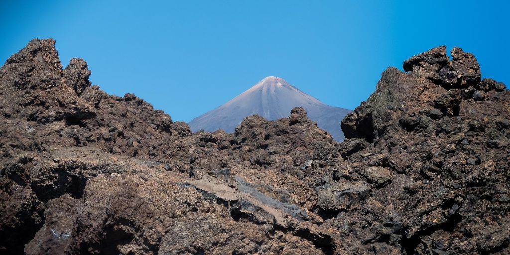 Der Teide über einem Lavafeld auf Teneriffa