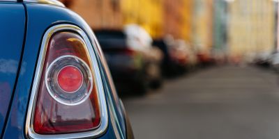 Auto fährt in einer Stadt