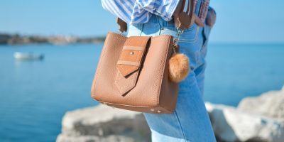 Frau mit Handtasche